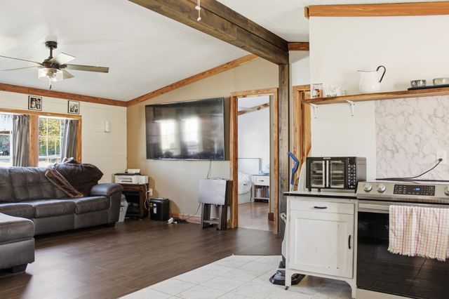 214 S Main St, Byrdstown, TN 38549