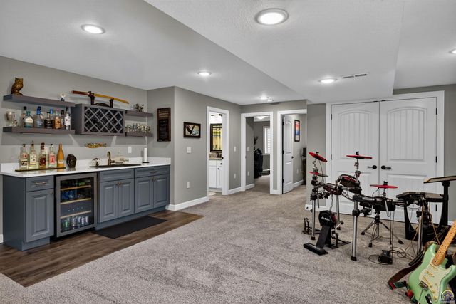2218 SE Saturn DR, Topeka, KS 66605