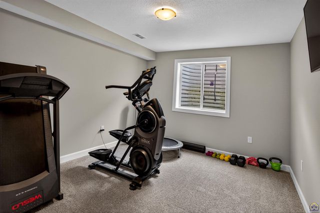 2218 SE Saturn DR, Topeka, KS 66605