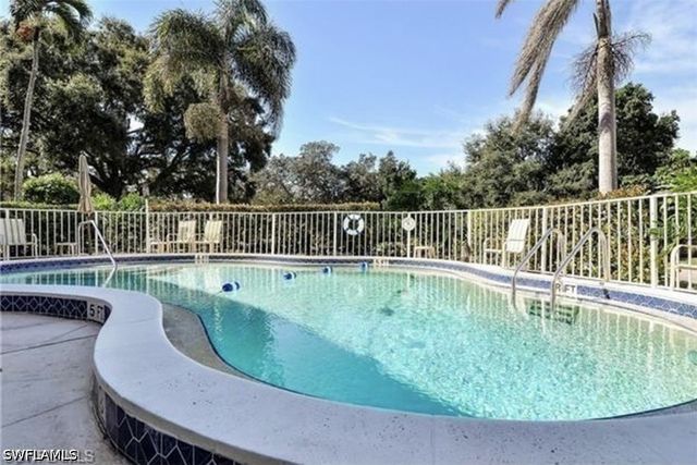 1900 Alamanda DR 202, Naples, FL 34102