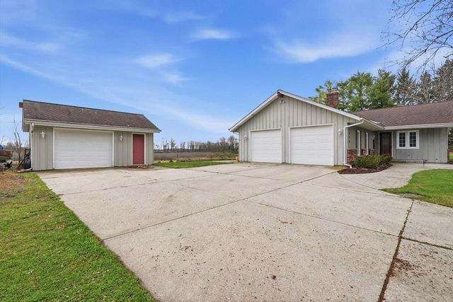 2009 Deerfield DRIVE, Saukville, WI 53080
