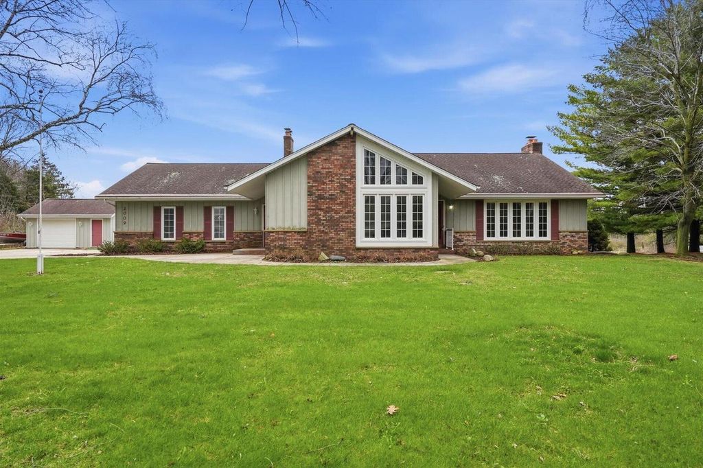 2009 Deerfield DRIVE, Saukville, WI 53080