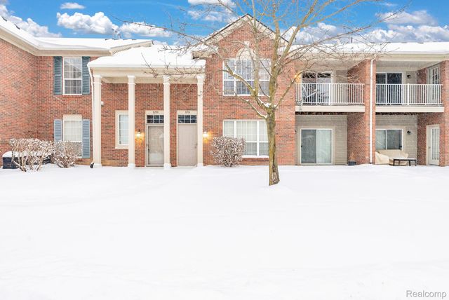 8208 Chesapeake Circle, Walled Lake, MI 48390