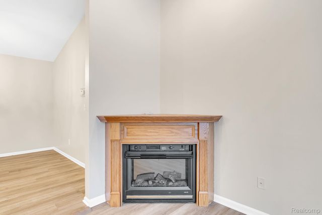 8208 Chesapeake Circle, Walled Lake, MI 48390