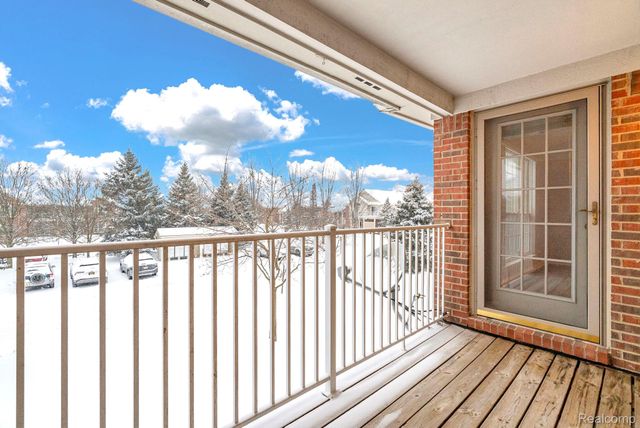 8208 Chesapeake Circle, Walled Lake, MI 48390