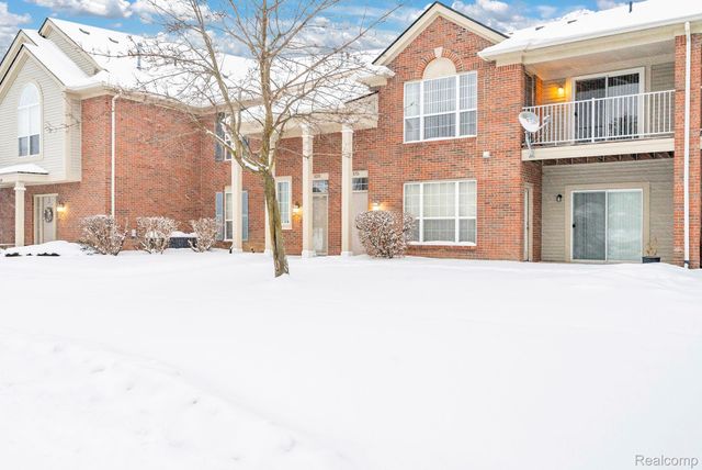 8208 Chesapeake Circle, Walled Lake, MI 48390