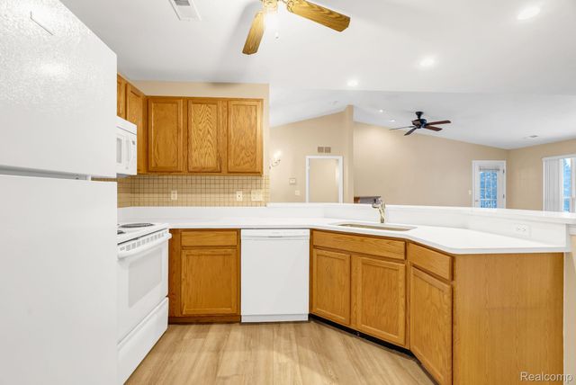 8208 Chesapeake Circle, Walled Lake, MI 48390