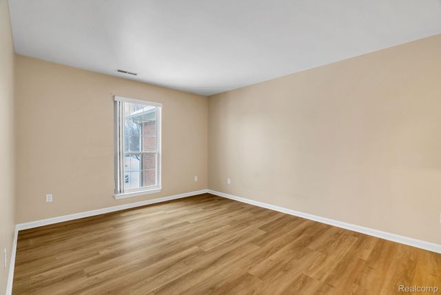 8208 Chesapeake Circle, Walled Lake, MI 48390