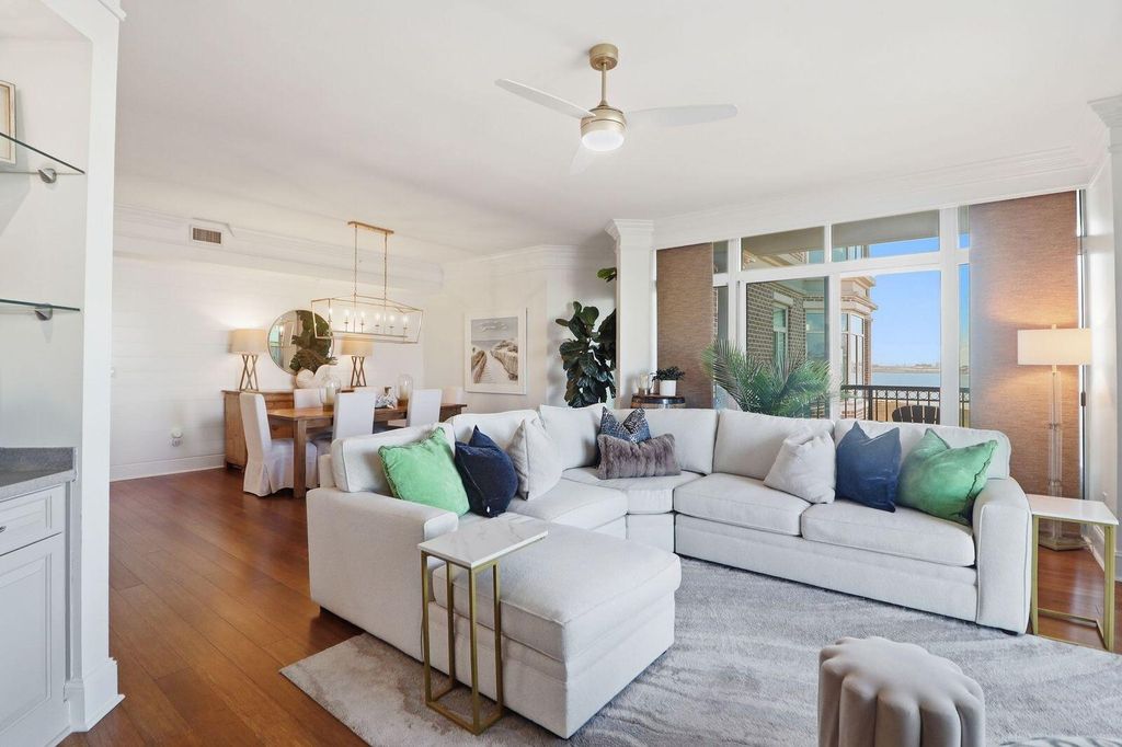 Image 10 of property listing at 161 N Plaza Court 501, Mount Pleasant, SC 29464