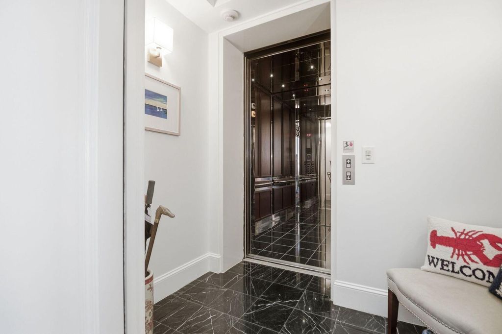 Image 2 of property listing at 161 N Plaza Court 501, Mount Pleasant, SC 29464