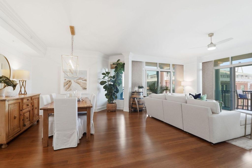 Image 5 of property listing at 161 N Plaza Court 501, Mount Pleasant, SC 29464