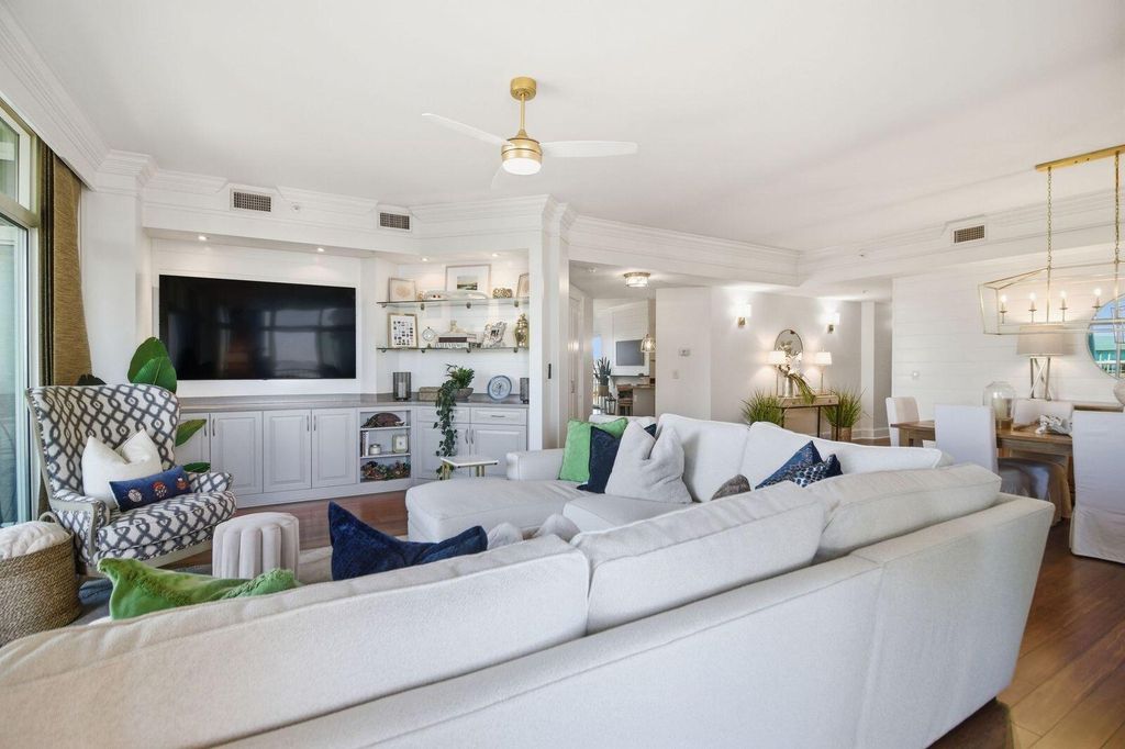 Image 6 of property listing at 161 N Plaza Court 501, Mount Pleasant, SC 29464