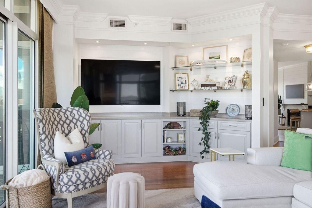 Image 8 of property listing at 161 N Plaza Court 501, Mount Pleasant, SC 29464