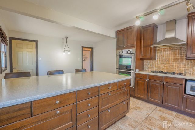 25 Ovington Avenue, Edison, NJ 08817