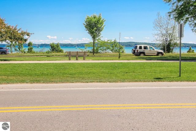 1133 Bay Street, Traverse City, MI 49684