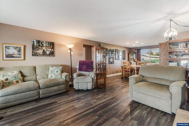 2093 W Hayes St, Woodburn, OR 97071