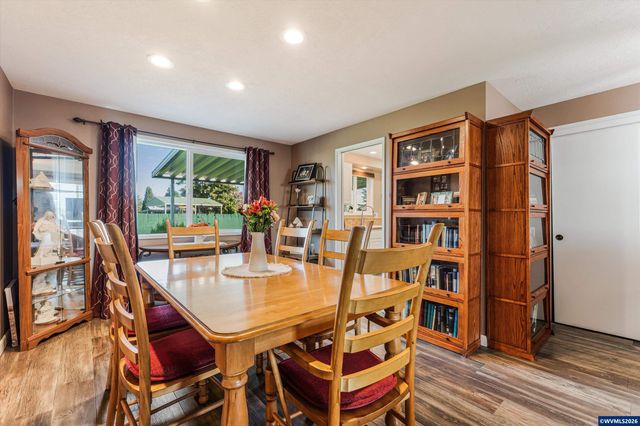 2093 W Hayes St, Woodburn, OR 97071