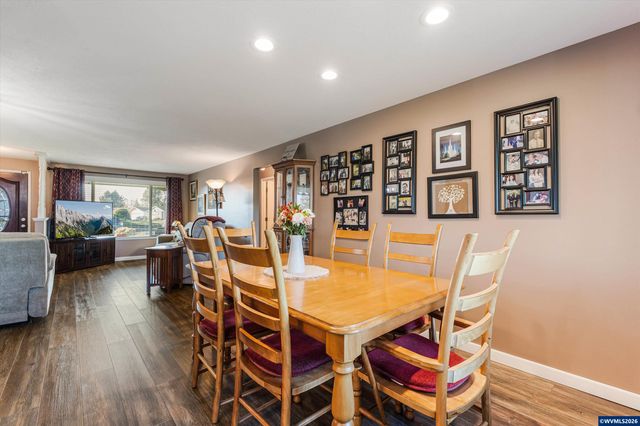 2093 W Hayes St, Woodburn, OR 97071