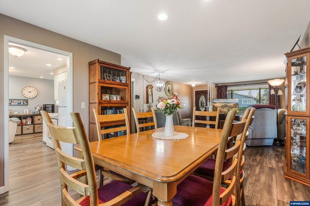 2093 W Hayes St, Woodburn, OR 97071