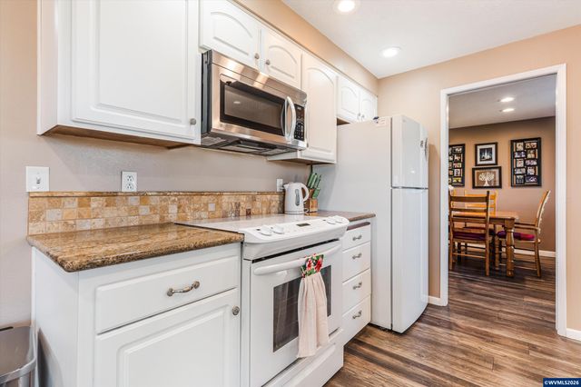 2093 W Hayes St, Woodburn, OR 97071