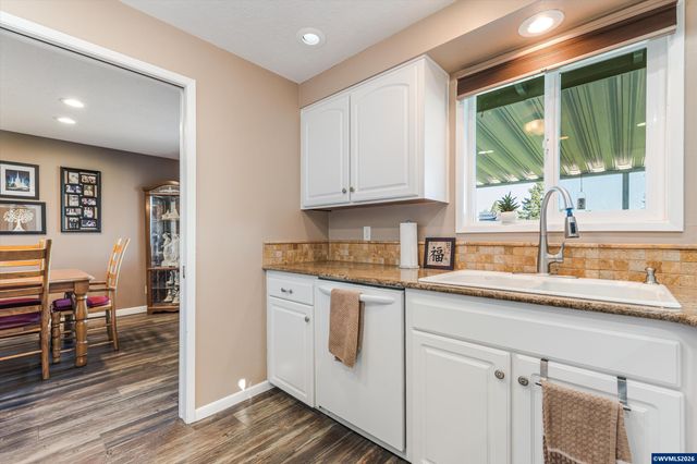 2093 W Hayes St, Woodburn, OR 97071