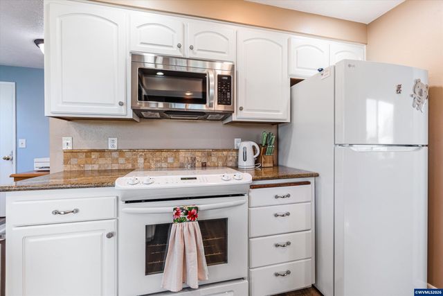 2093 W Hayes St, Woodburn, OR 97071