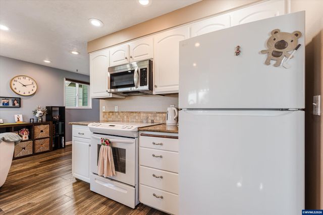 2093 W Hayes St, Woodburn, OR 97071