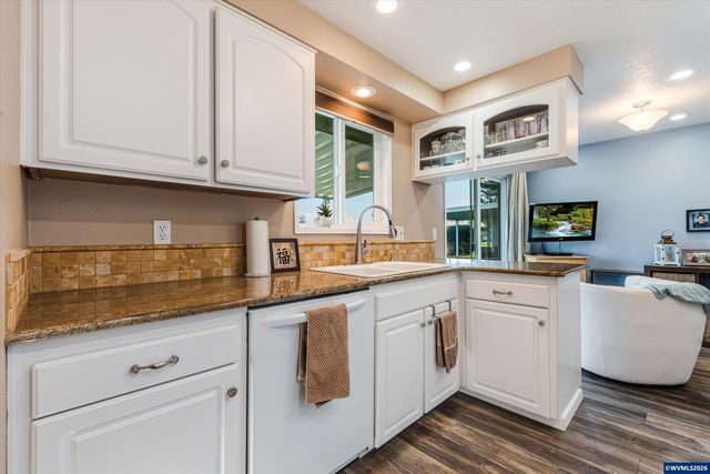 2093 W Hayes St, Woodburn, OR 97071