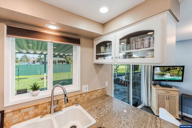 2093 W Hayes St, Woodburn, OR 97071