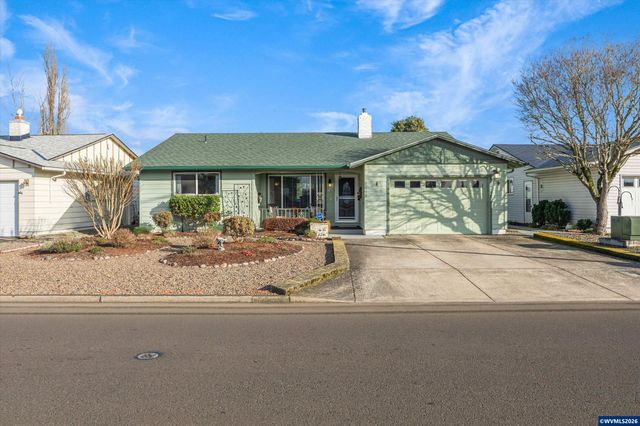 2093 W Hayes St, Woodburn, OR 97071