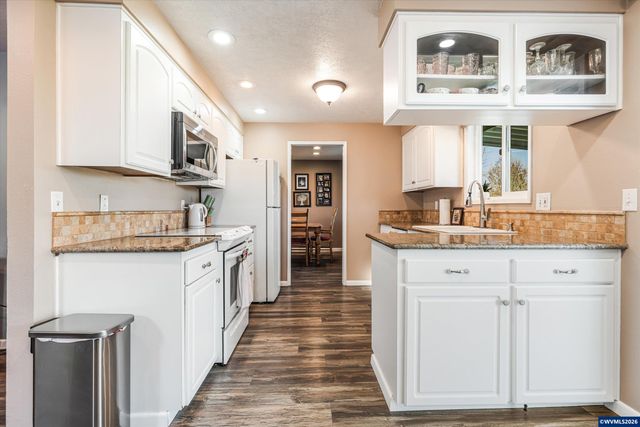 2093 W Hayes St, Woodburn, OR 97071