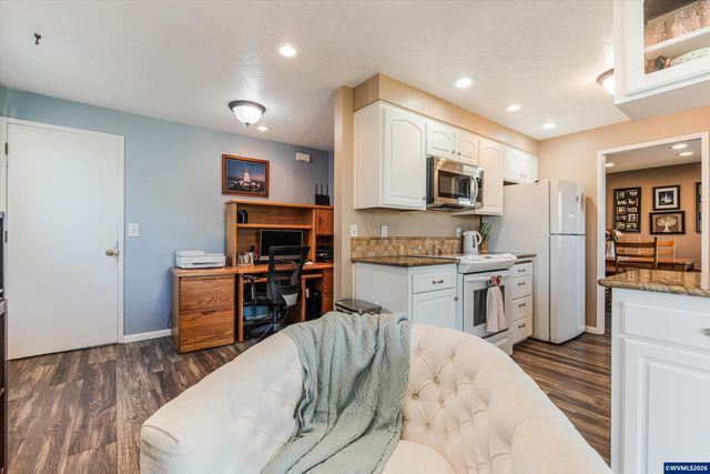 2093 W Hayes St, Woodburn, OR 97071