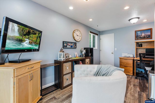 2093 W Hayes St, Woodburn, OR 97071