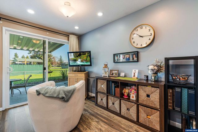 2093 W Hayes St, Woodburn, OR 97071