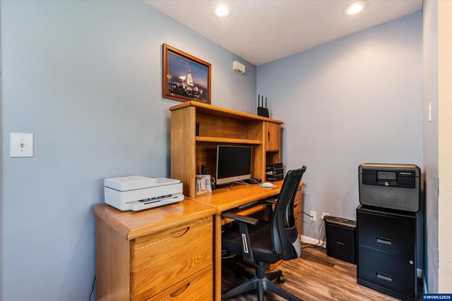 2093 W Hayes St, Woodburn, OR 97071