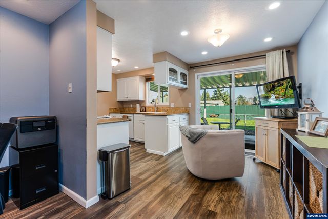 2093 W Hayes St, Woodburn, OR 97071