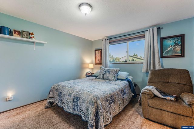 2093 W Hayes St, Woodburn, OR 97071