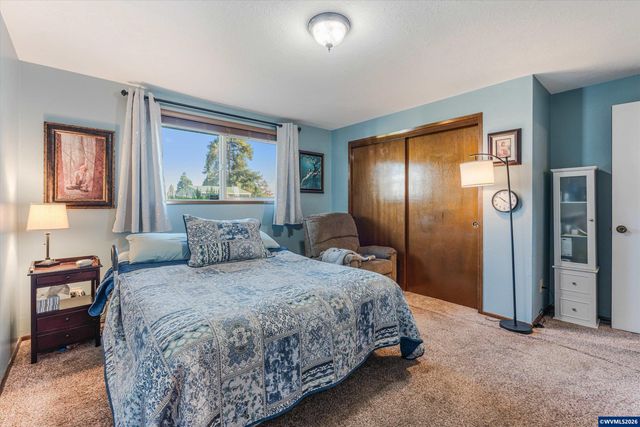 2093 W Hayes St, Woodburn, OR 97071