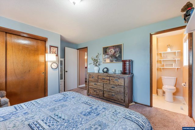 2093 W Hayes St, Woodburn, OR 97071