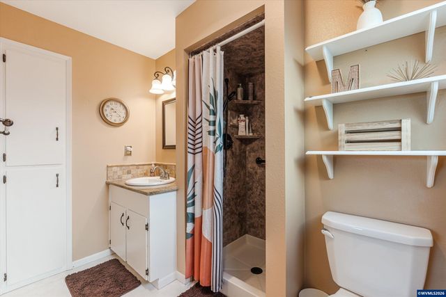 2093 W Hayes St, Woodburn, OR 97071