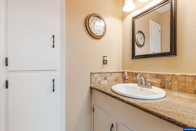 2093 W Hayes St, Woodburn, OR 97071