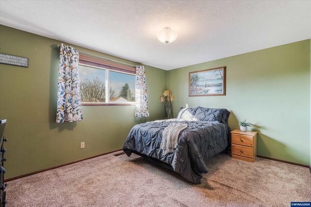 2093 W Hayes St, Woodburn, OR 97071