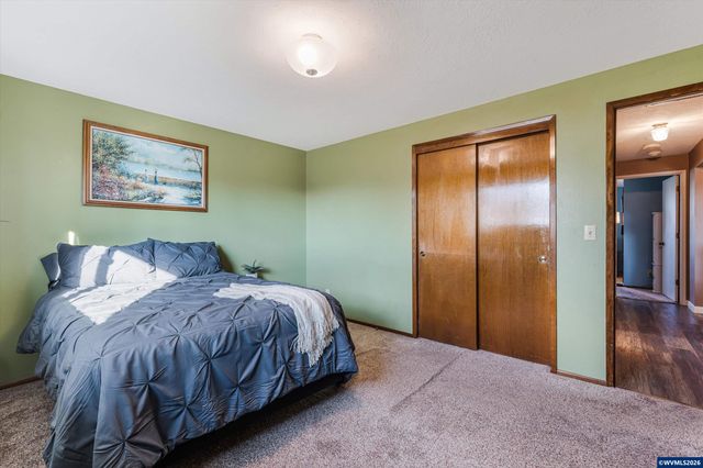 2093 W Hayes St, Woodburn, OR 97071