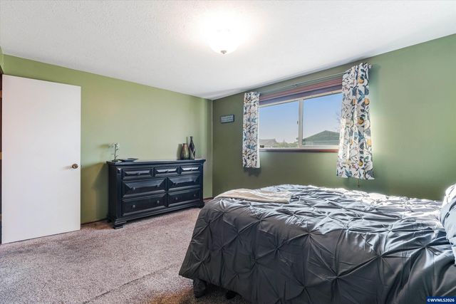 2093 W Hayes St, Woodburn, OR 97071