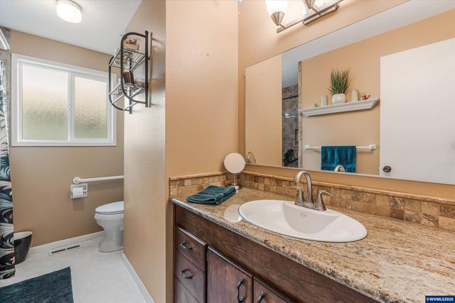 2093 W Hayes St, Woodburn, OR 97071