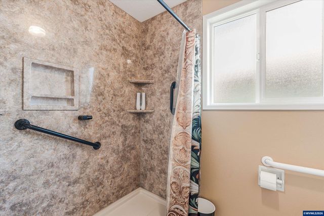 2093 W Hayes St, Woodburn, OR 97071