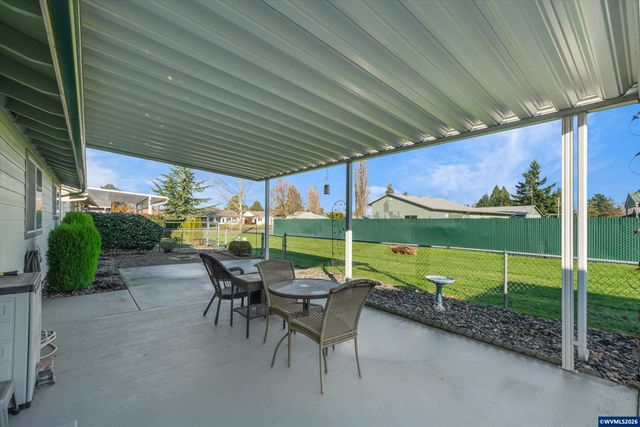 2093 W Hayes St, Woodburn, OR 97071