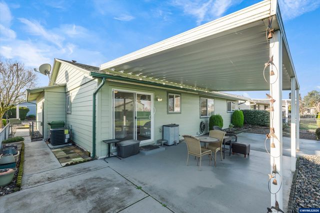 2093 W Hayes St, Woodburn, OR 97071