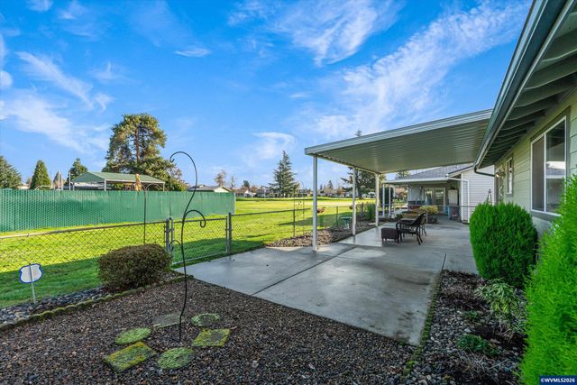 2093 W Hayes St, Woodburn, OR 97071