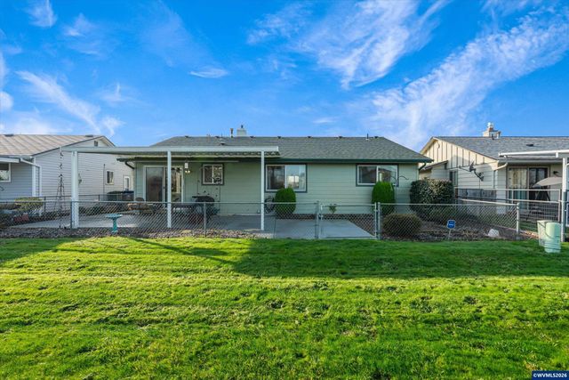 2093 W Hayes St, Woodburn, OR 97071